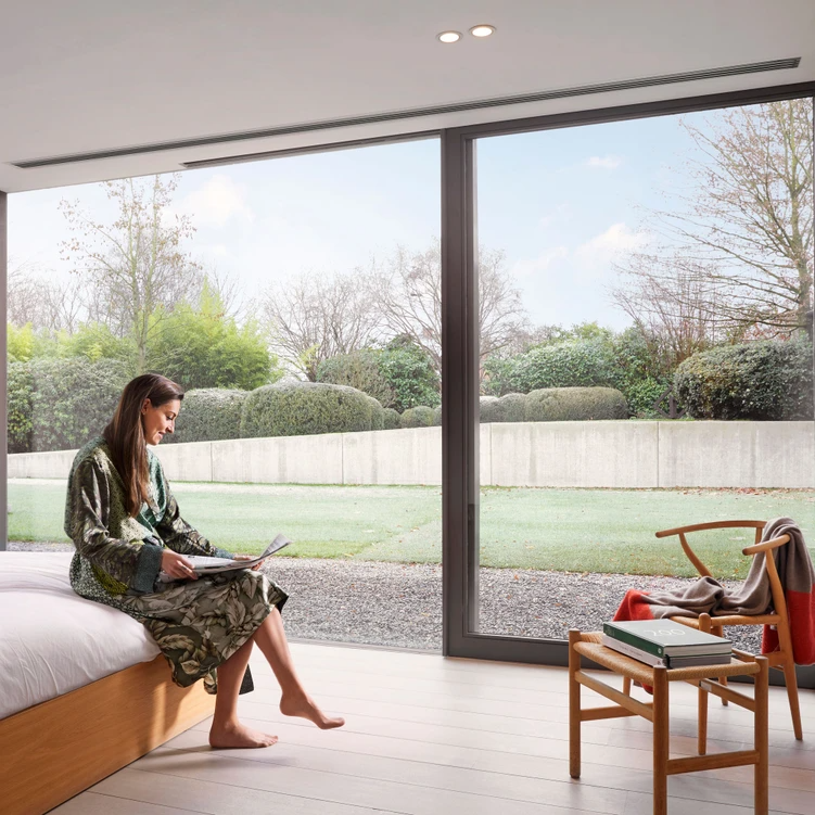 Vue de l'installation d'un gainable avec les grilles au plafond dans une chambre